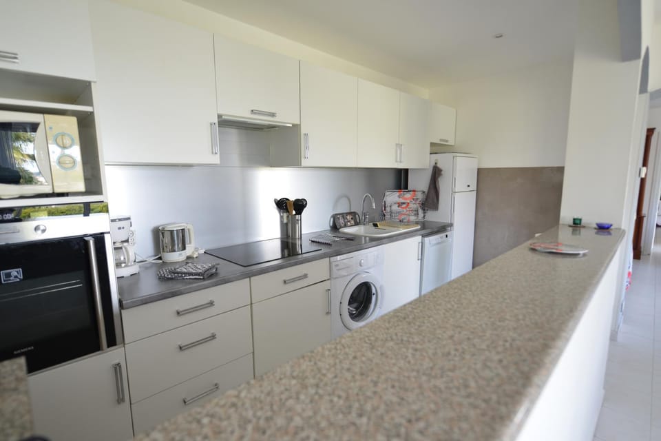 Coffee/tea facilities, Kitchen or kitchenette, dishwasher, oven, stove, washing machine