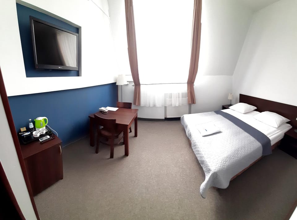 Bed, TV and multimedia, Living room, Photo of the whole room, Bedroom, hair dresser