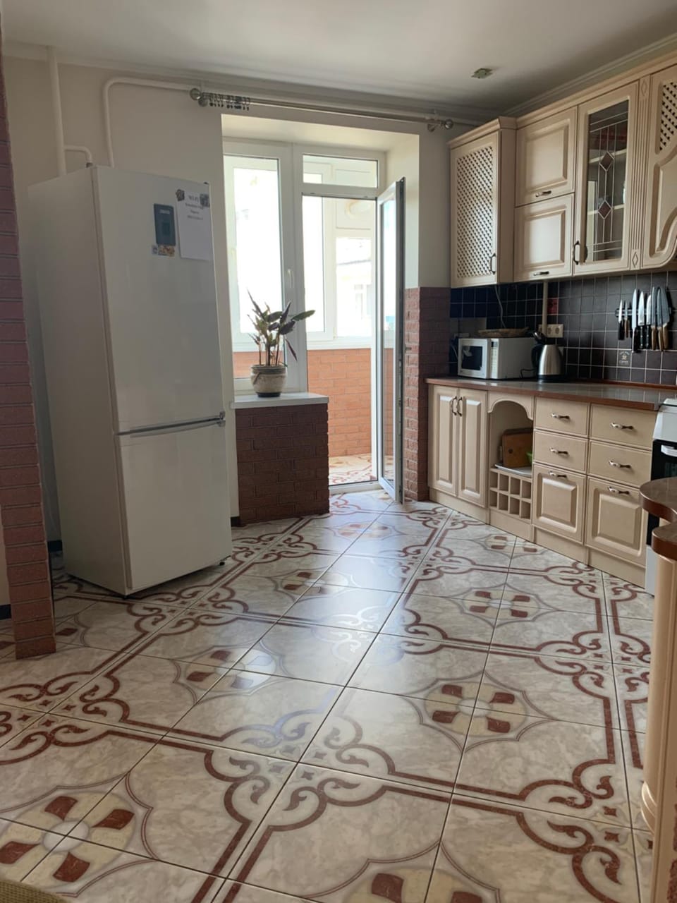 Kitchen or kitchenette, minibar