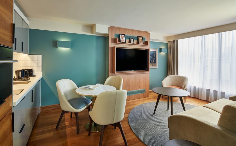 TV and multimedia, Kitchen or kitchenette, Seating area
