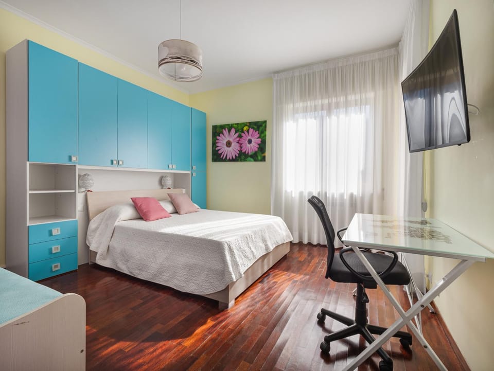 Bed, TV and multimedia, Bedroom