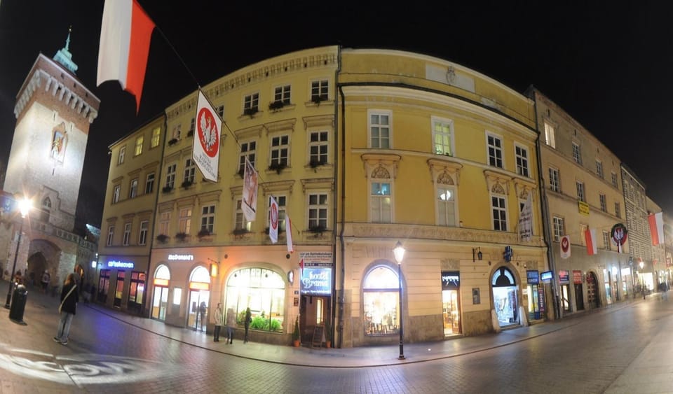 Facade/entrance, Location