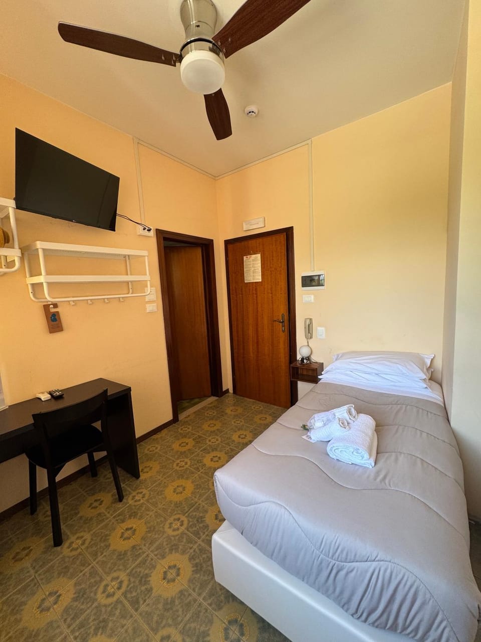 Bed, TV and multimedia, Photo of the whole room, Bedroom, towels