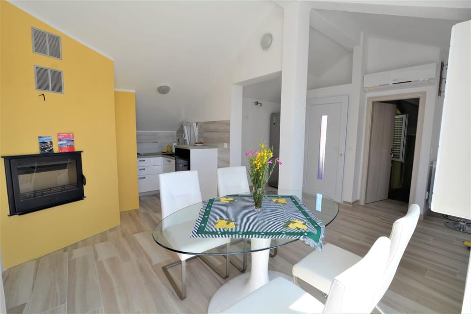 Kitchen or kitchenette, Dining area, kitchen