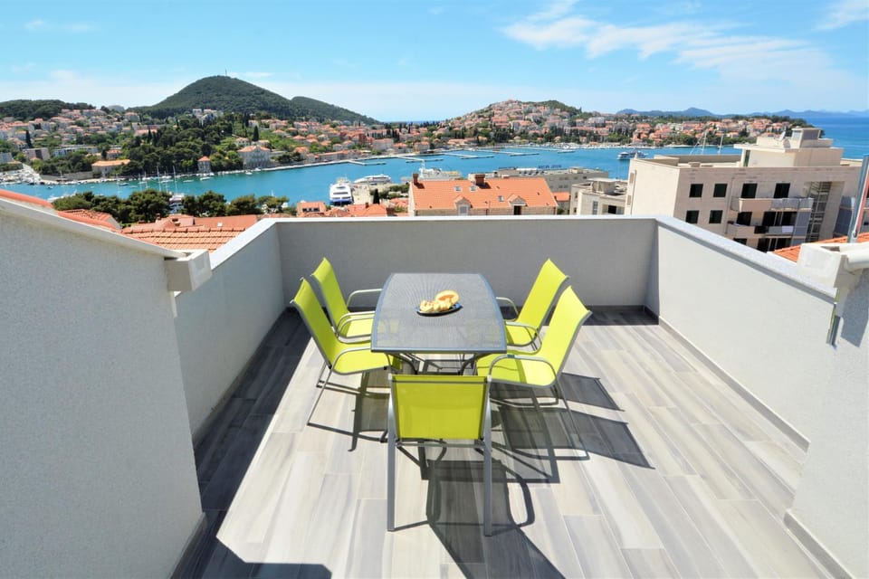 Day, View (from property/room), Balcony/Terrace, Seating area, City view, Sea view