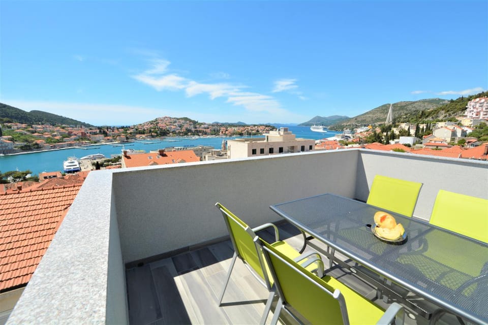 Natural landscape, View (from property/room), Balcony/Terrace, Seating area, City view, Sea view