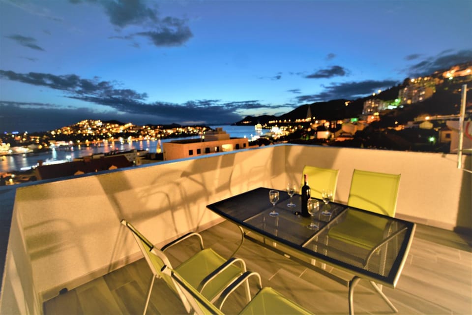 View (from property/room), Balcony/Terrace, Seating area, City view, Sea view