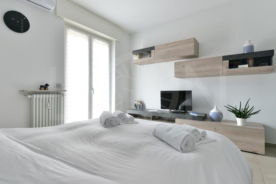 Bed, Photo of the whole room, Bedroom, towels, air conditioner