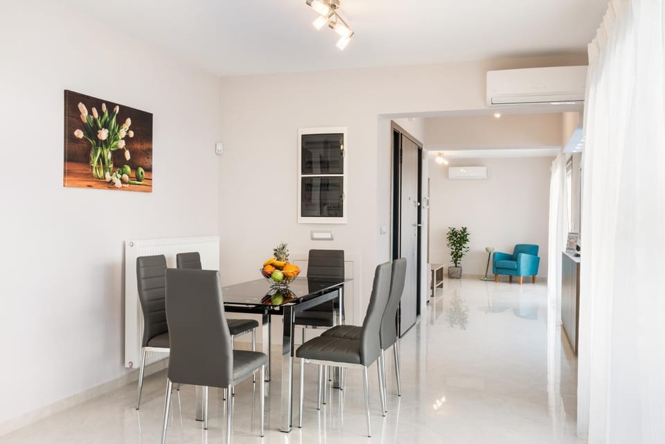 Balcony/Terrace, Dining area, Street view