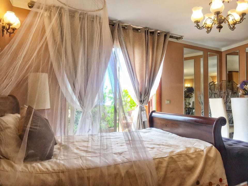 Bed, Photo of the whole room, Decorative detail, Seating area, Bedroom, Garden view