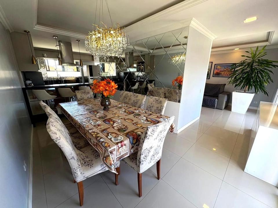 Kitchen or kitchenette, Seating area, Dining area