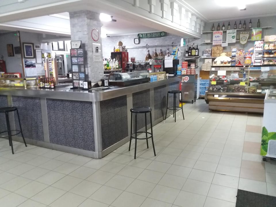 Lounge or bar, Food and drinks
