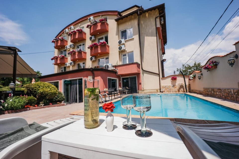 Patio, Food and drinks, Pool view, Swimming pool