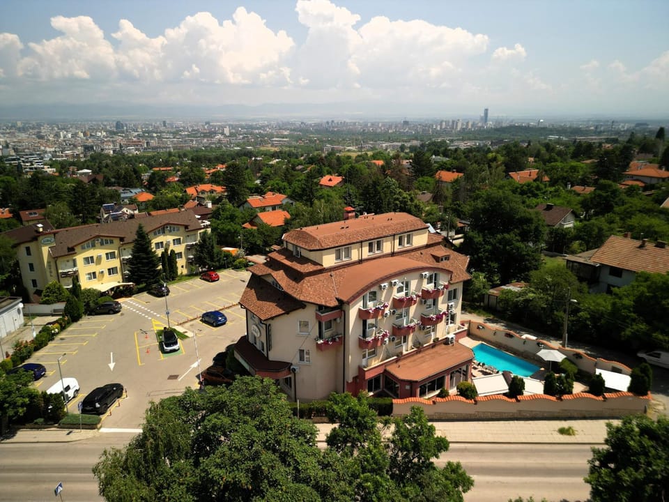 Property building, Day, Neighbourhood, Natural landscape, Bird's eye view, City view, Pool view, Parking