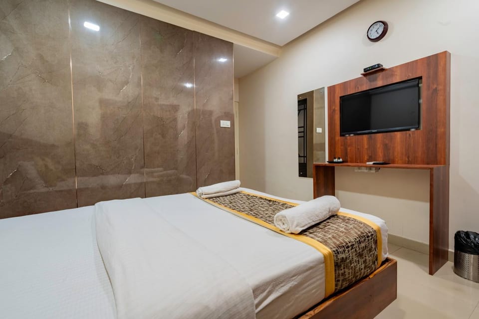 Bed, TV and multimedia, Photo of the whole room, Bedroom, towels