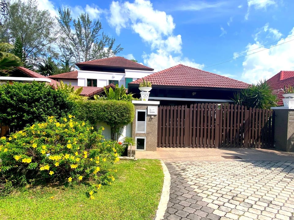 Property building, Facade/entrance, Garden
