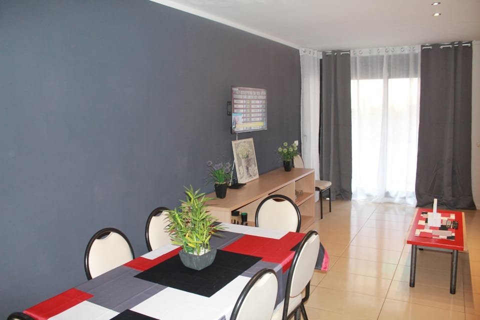 Communal lounge/ TV room, TV and multimedia, Dining area