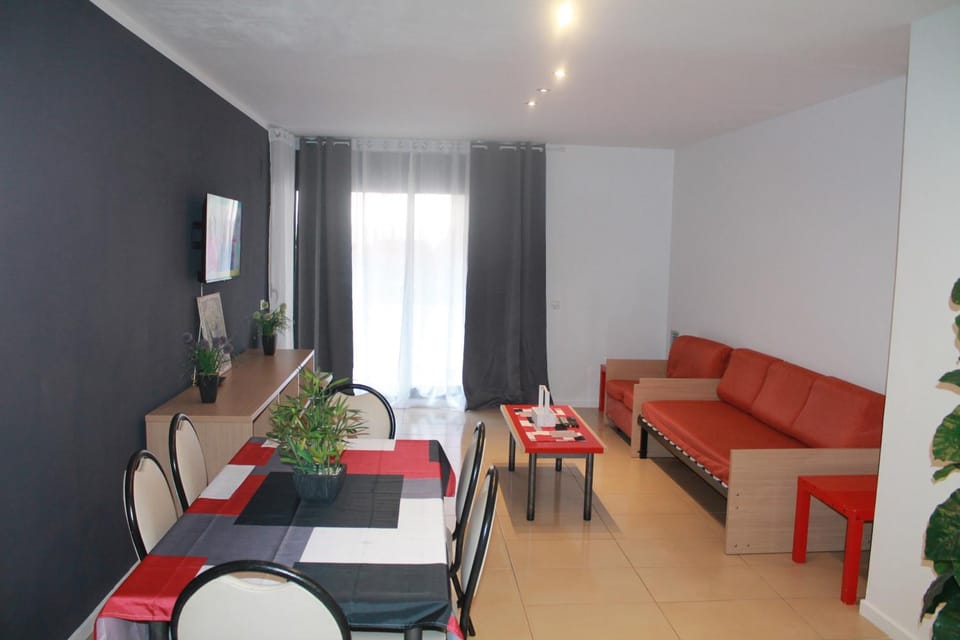 Communal lounge/ TV room, TV and multimedia, Living room, Lounge or bar, Dining area, internet, internet