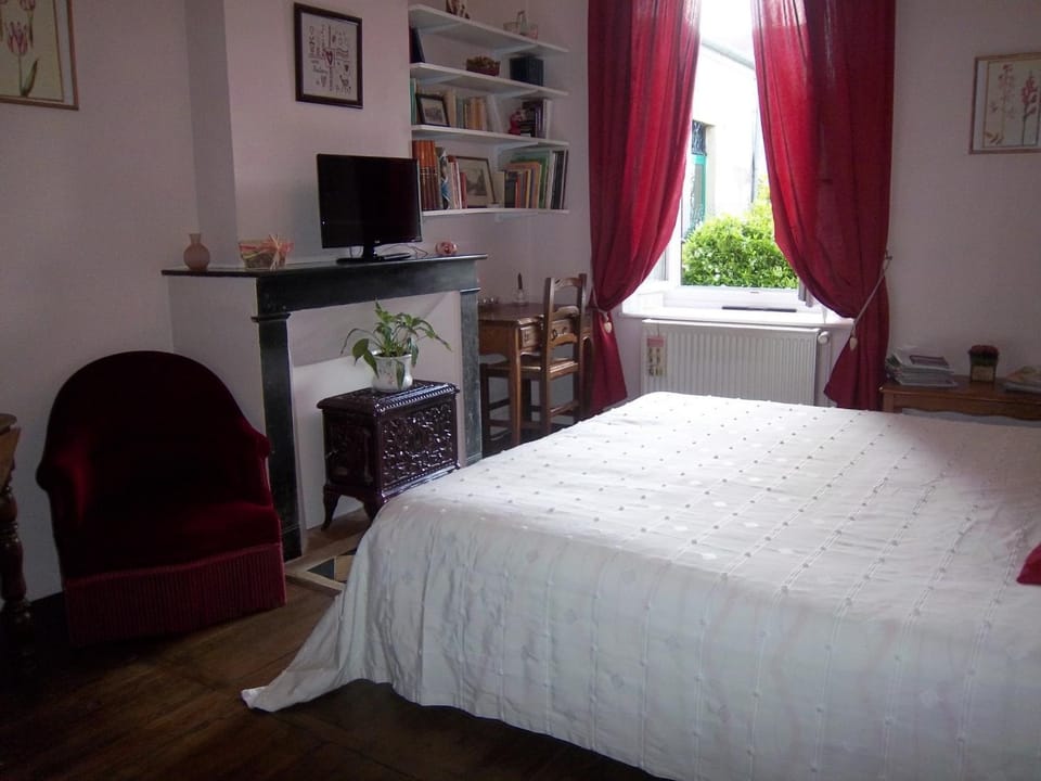 Bed, TV and multimedia, Bedroom