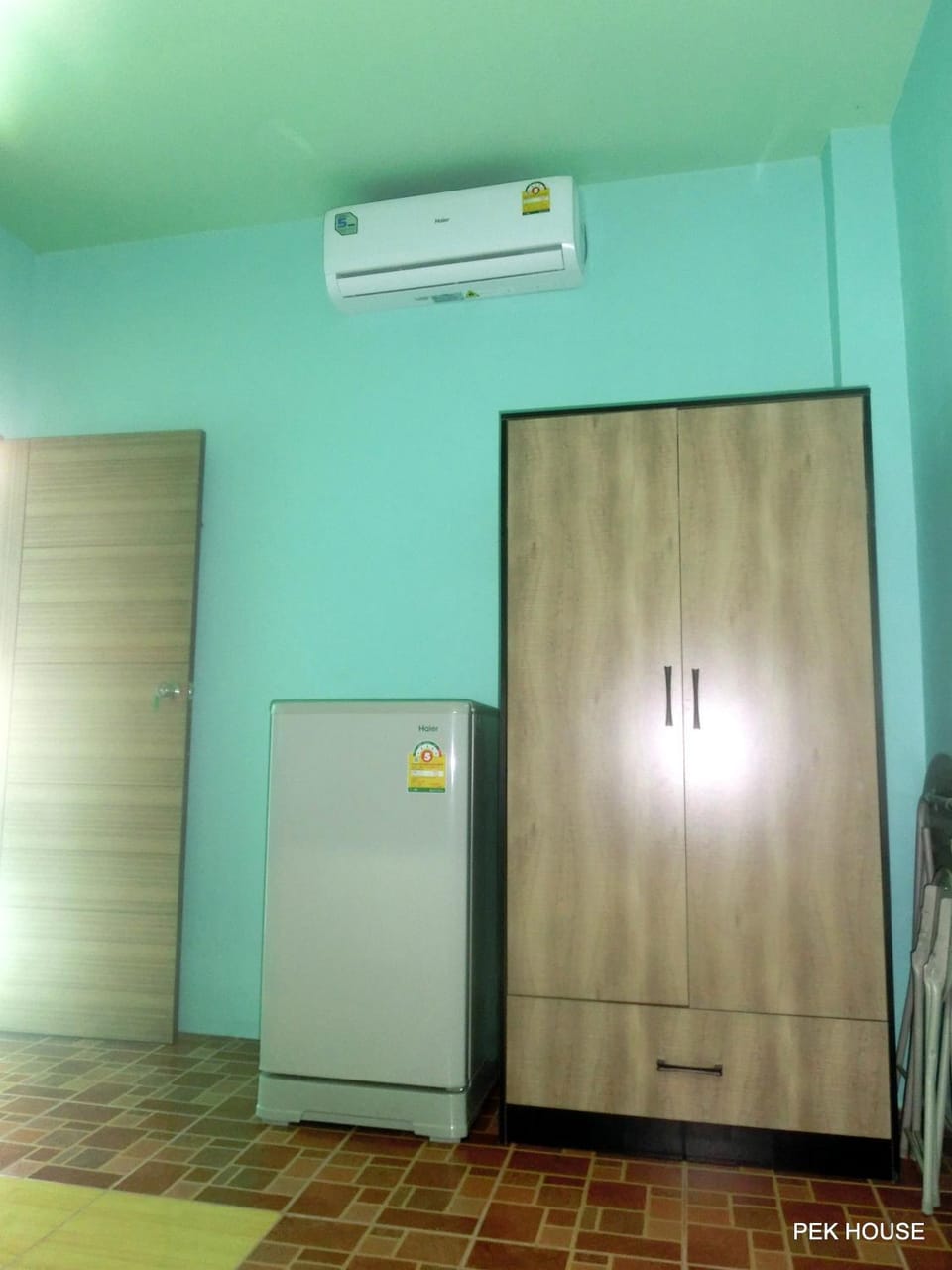 Photo of the whole room, Decorative detail