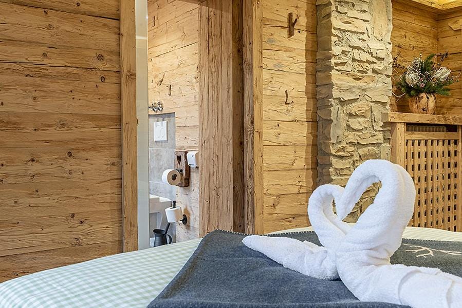 Photo of the whole room, towels