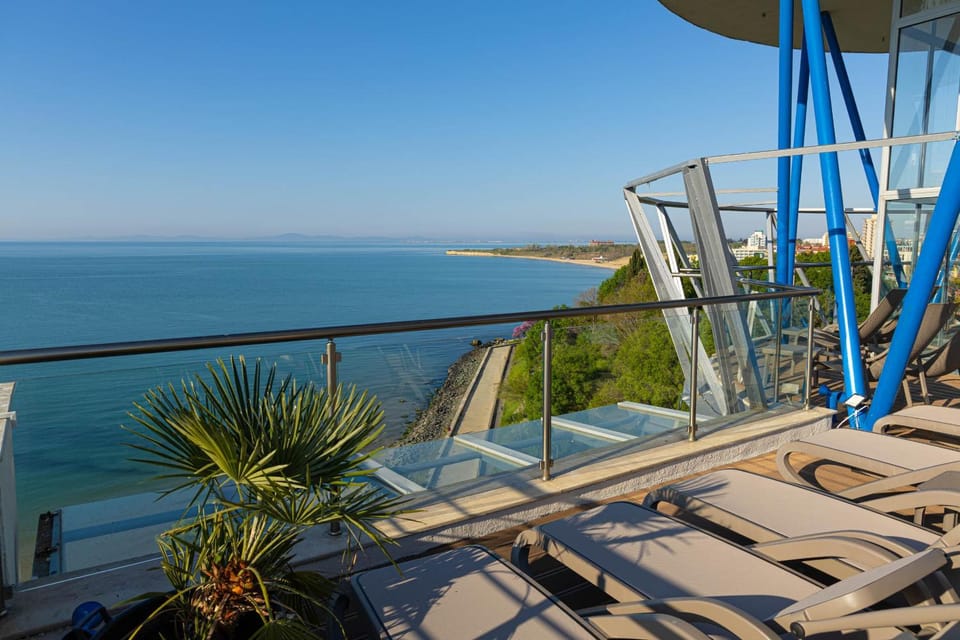 Natural landscape, View (from property/room), Balcony/Terrace, Pool view, Sea view, sunbed