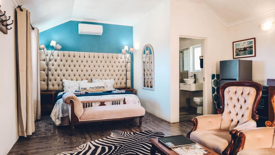 Bed, Living room, Photo of the whole room, Seating area, Bedroom