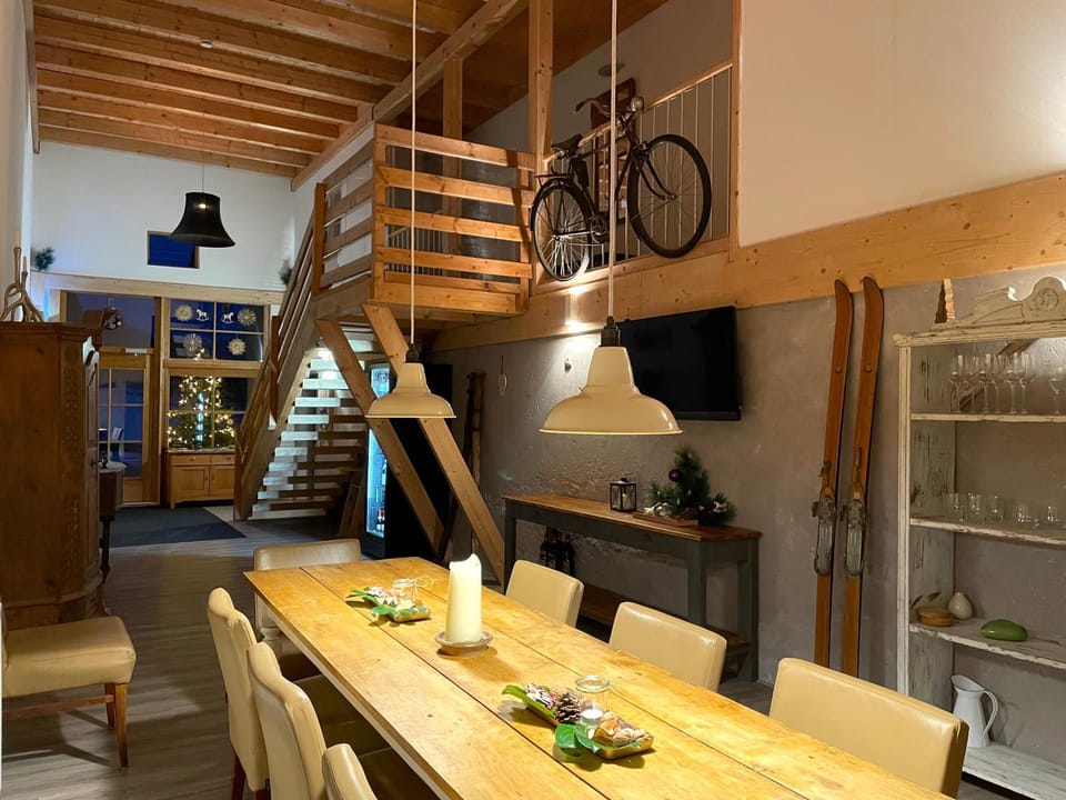 Communal lounge/ TV room, Lounge or bar, Food, Internal: Not applicable to any particular room