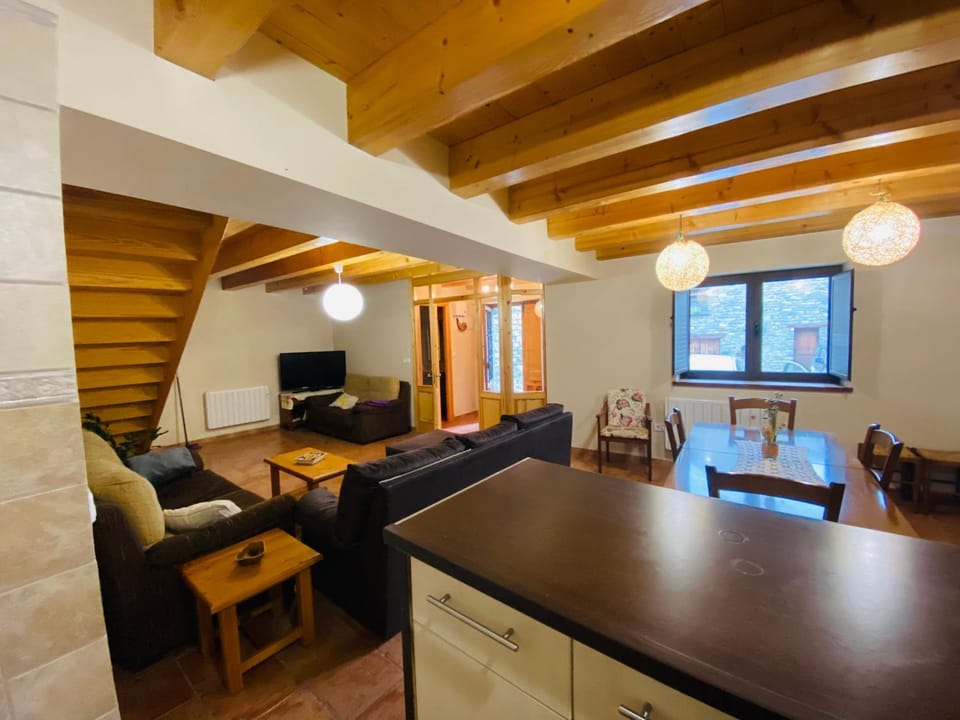 Communal lounge/ TV room, Kitchen or kitchenette, Seating area, Dining area