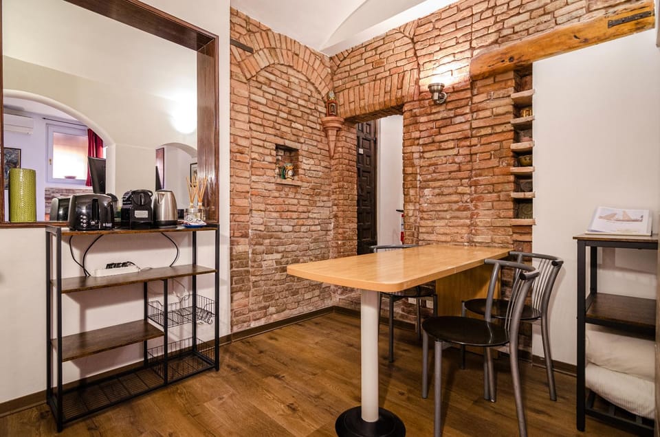 Medieval central apartment House in Bologna