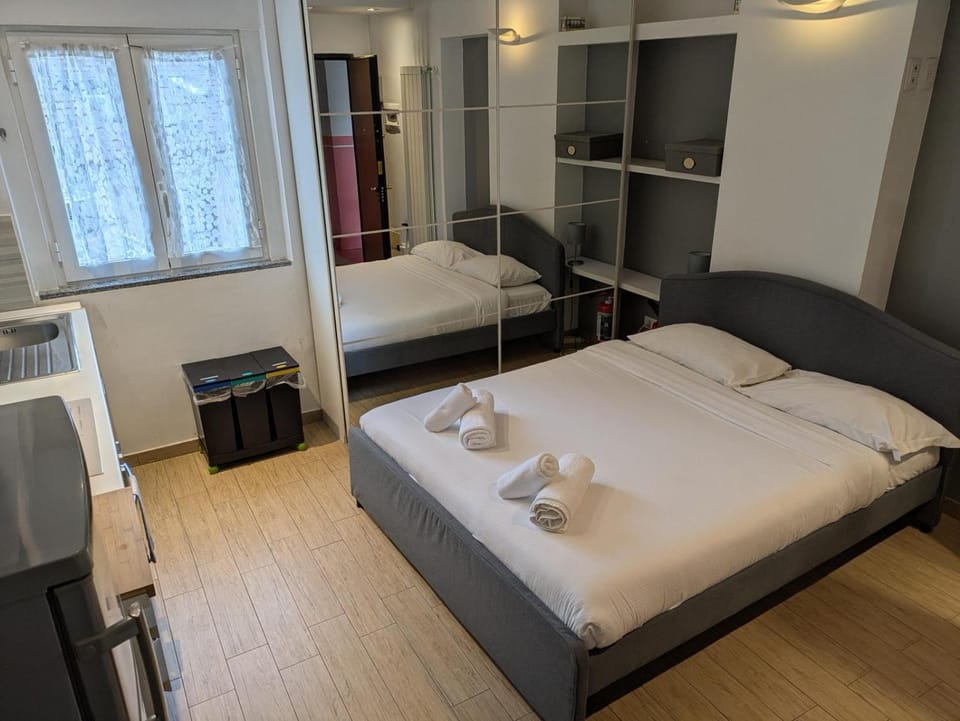 Bed, Photo of the whole room, towels