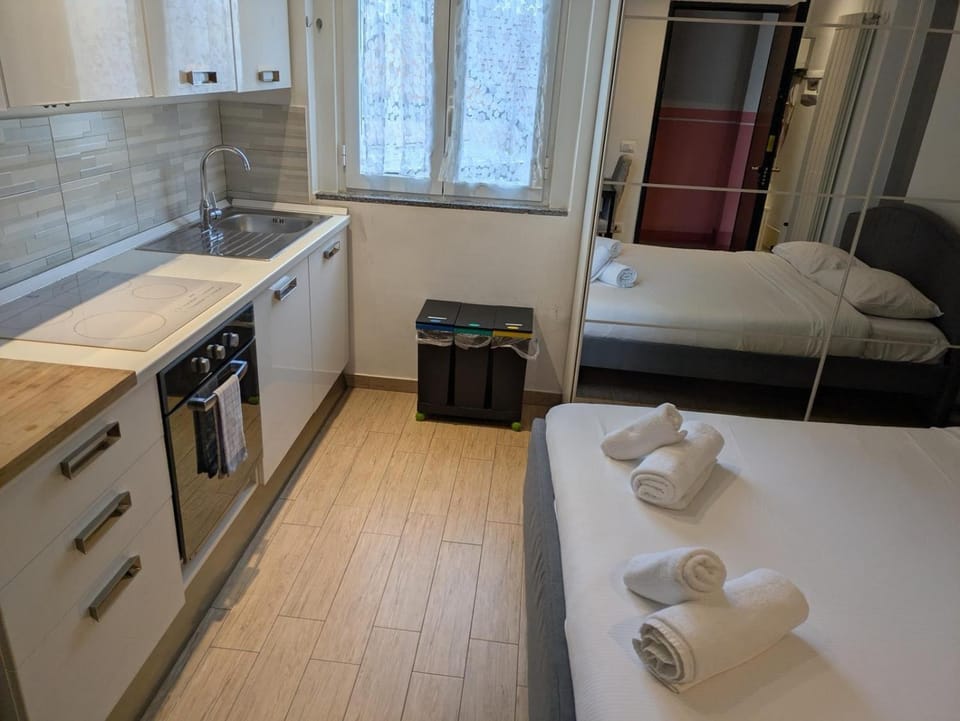 Bed, Photo of the whole room, stove, towels