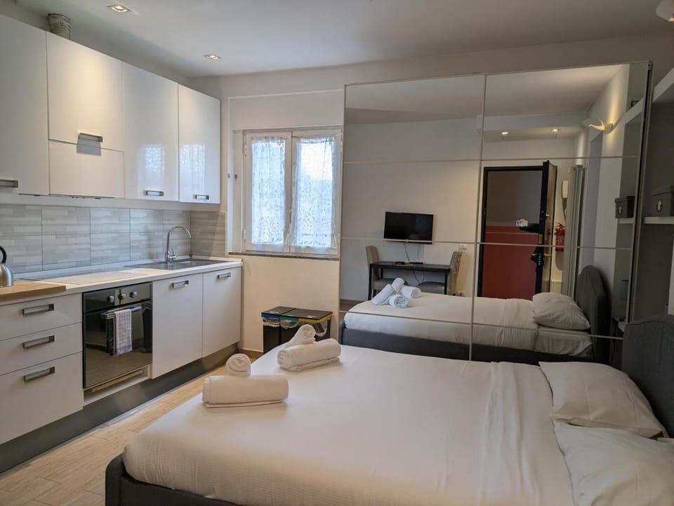 Bed, Photo of the whole room, oven, stove, towels