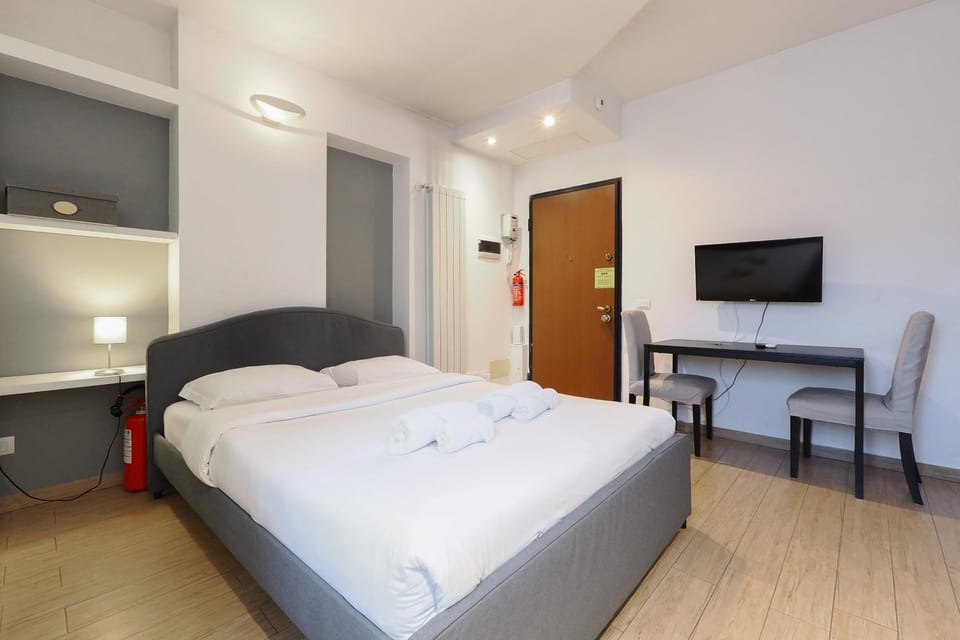 Bed, TV and multimedia, Living room, Photo of the whole room, Bedroom, towels