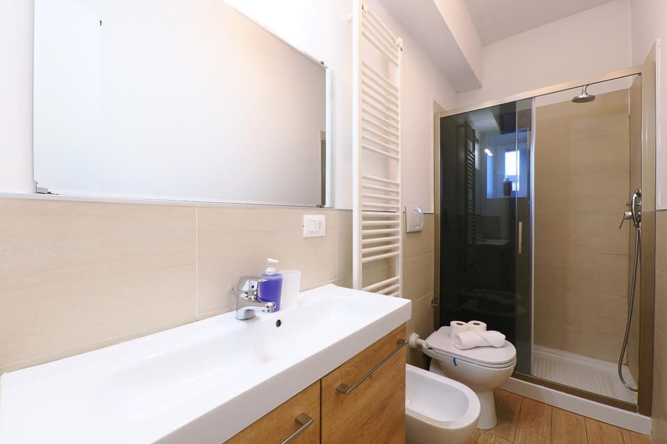 Shower, Toilet, Bathroom, towels