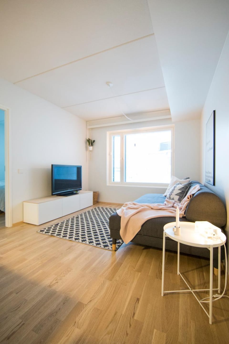 Bed, TV and multimedia, Living room, Photo of the whole room, Seating area, City view