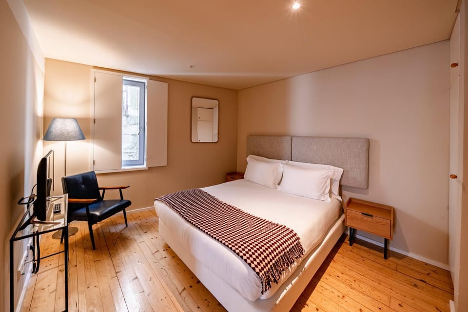 Bed, TV and multimedia, Living room, Photo of the whole room, Seating area, Bedroom