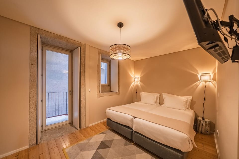 Bed, TV and multimedia, Photo of the whole room, Bedroom