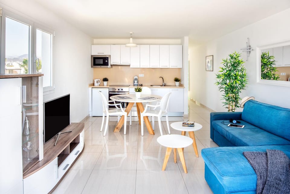 Kitchen or kitchenette, Living room, Seating area, Dining area