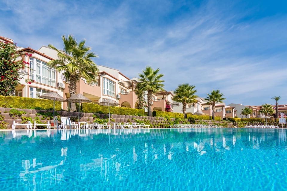 Property building, Neighbourhood, Swimming pool, Swimming pool