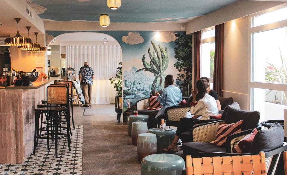 People, Food and drinks, Seating area