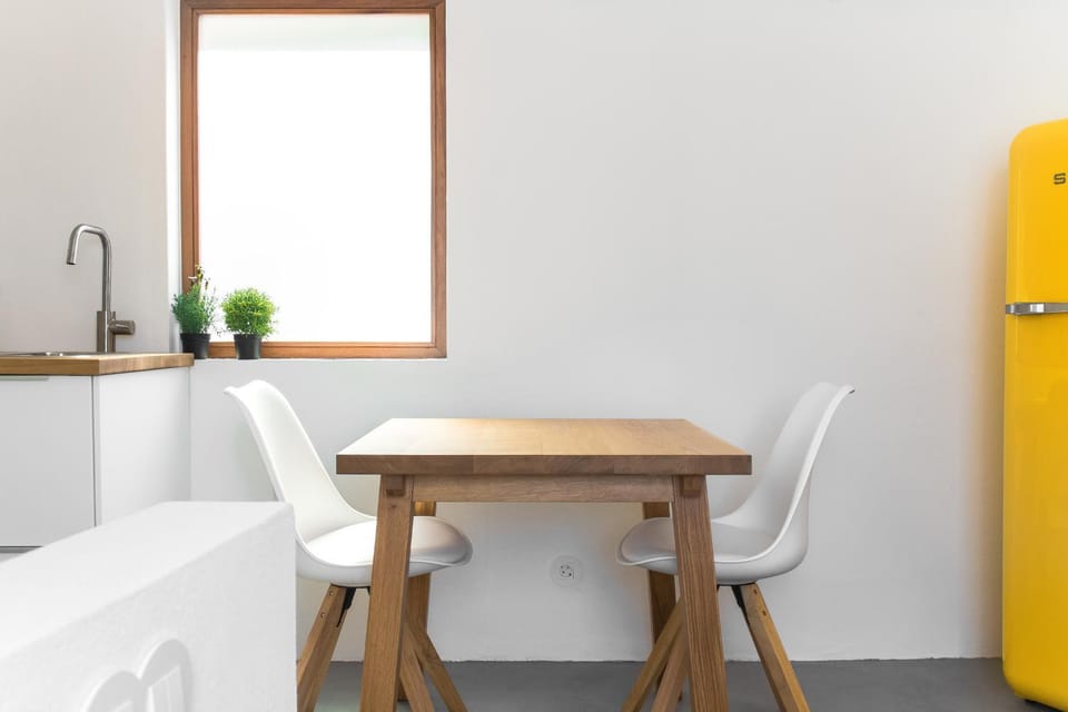 Kitchen or kitchenette, Dining area