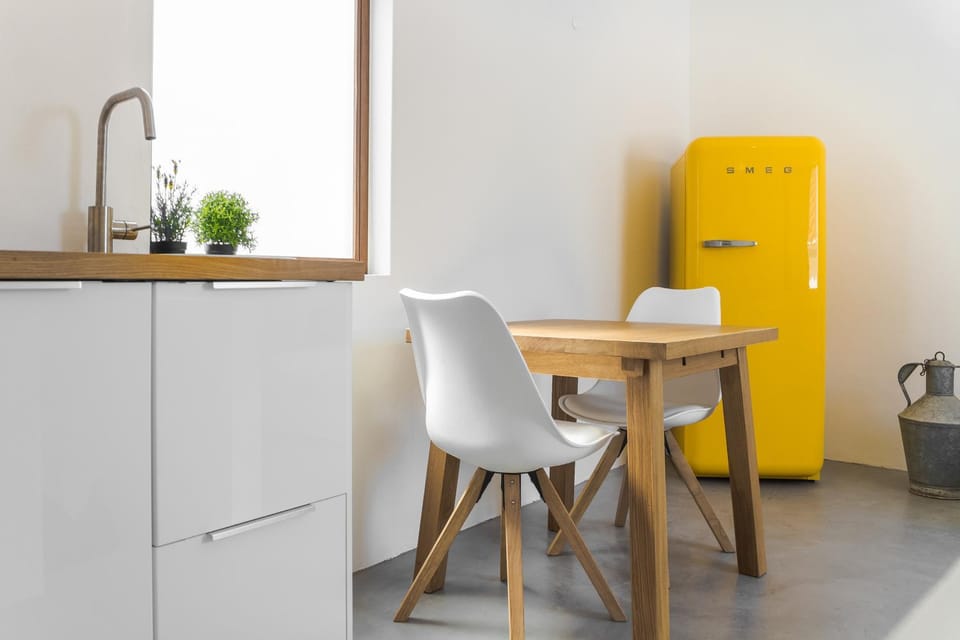 Kitchen or kitchenette, Dining area