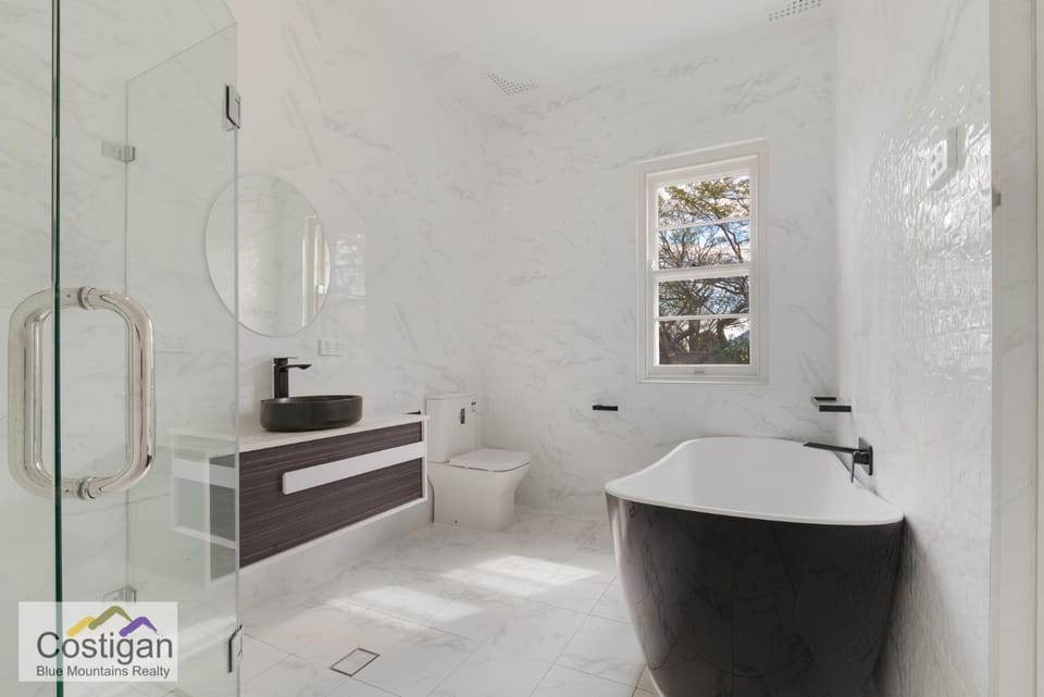 Toilet, Hot Tub, Bathroom