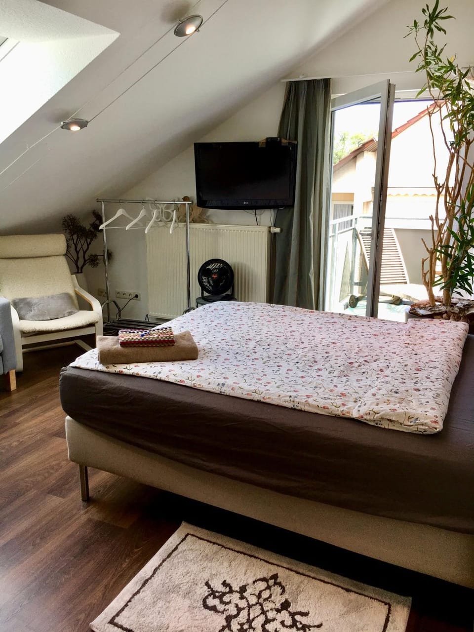 Bed, TV and multimedia, Photo of the whole room, Bedroom