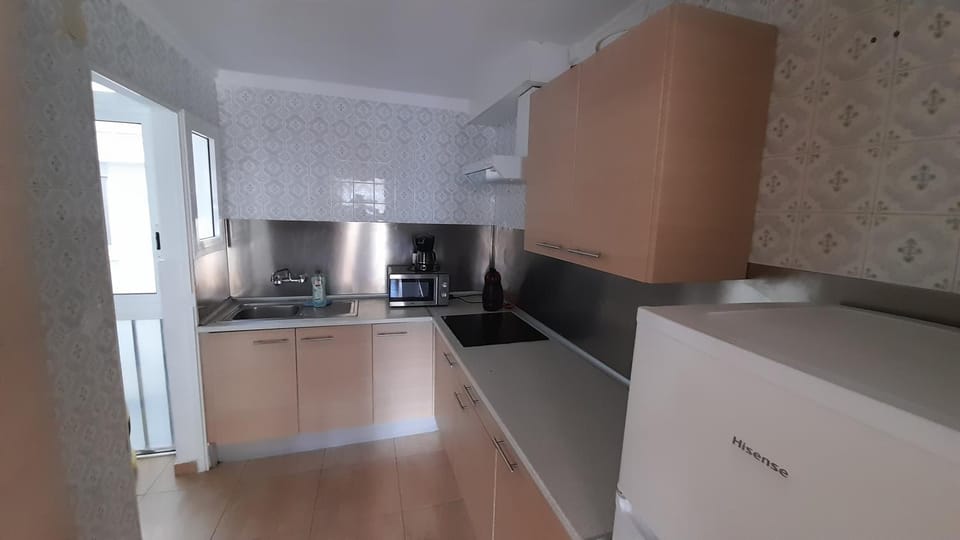 Kitchen or kitchenette, minibar, toaster
