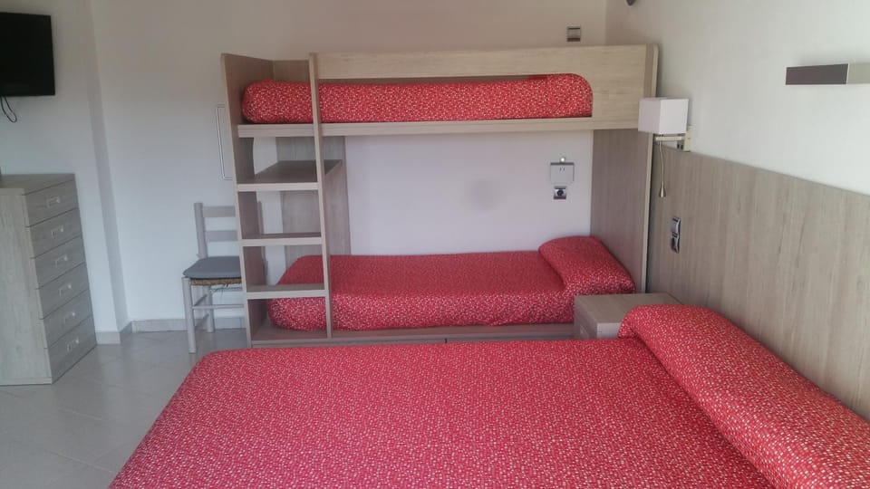 Bedroom, bunk bed