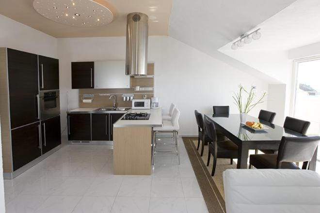 Kitchen or kitchenette, Dining area