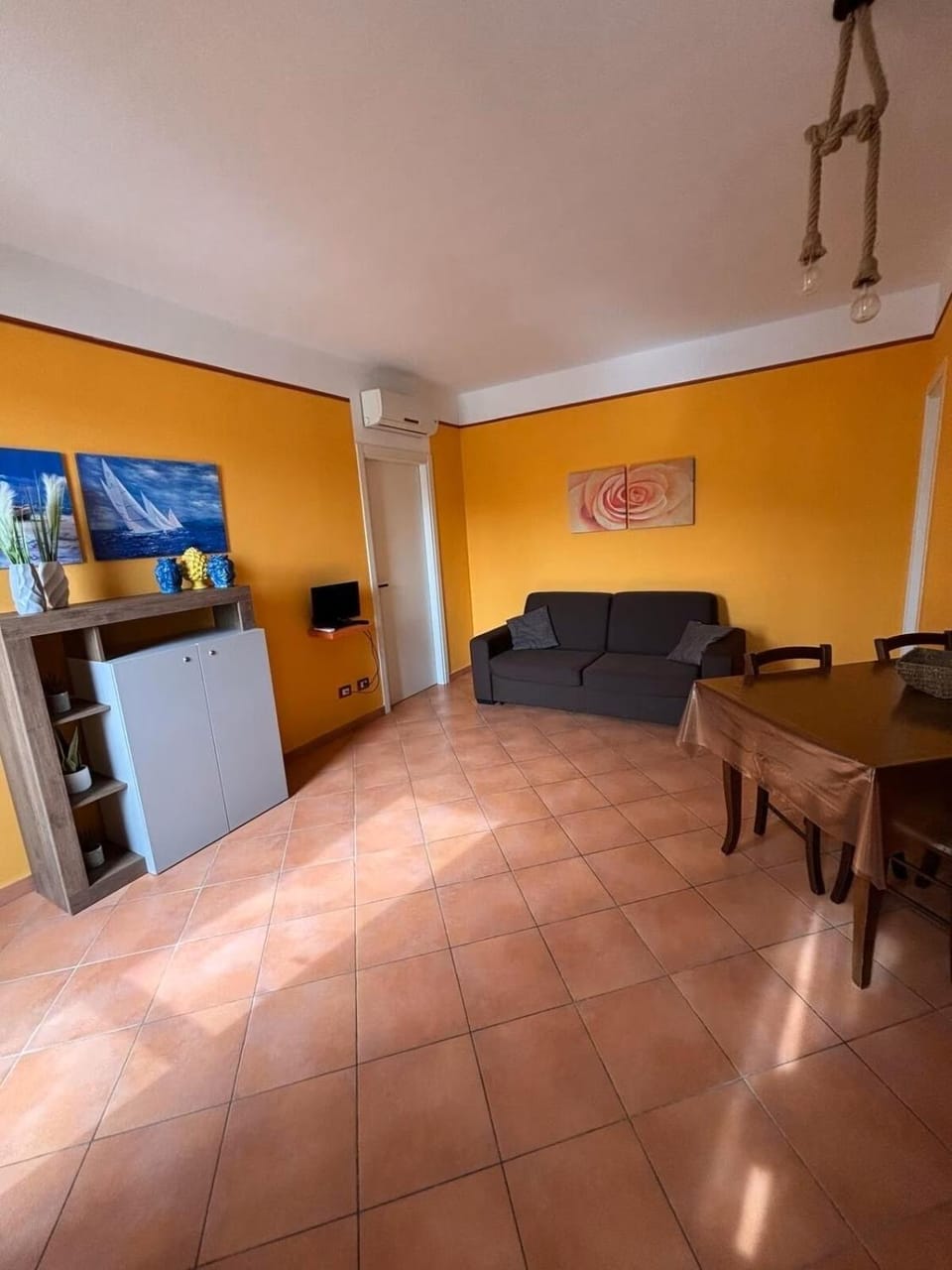 Kitchen or kitchenette, Seating area, Dining area