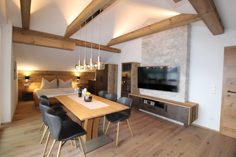 TV and multimedia, Living room, Seating area, Dining area, Bedroom